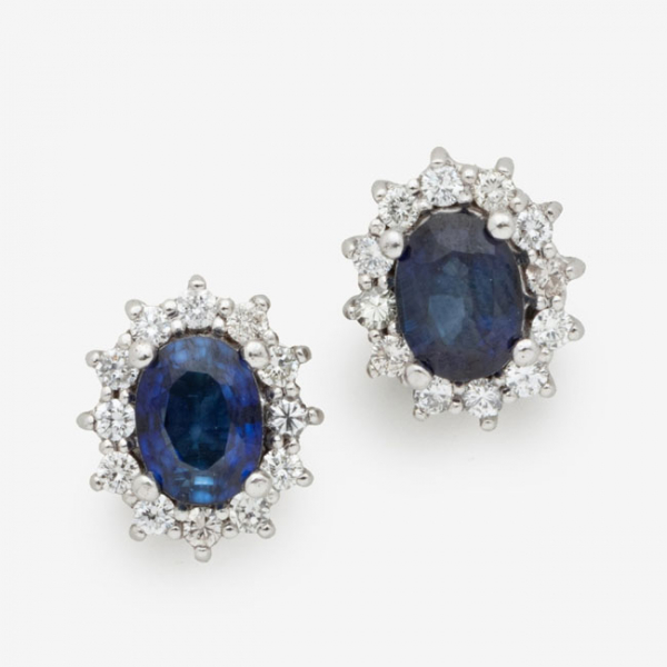 Pendientes en oro blanco con zafiro azul central y orla de diamantes talla brillante con un peso total de 0,68 cts. aprox.