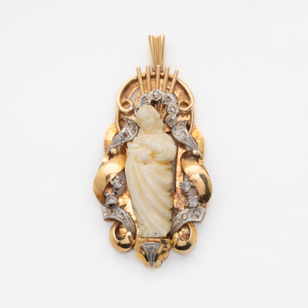 Medalla devocional tipo capilla en oro y vistas en platino con Virgen en resina y diamantes talla rosa, c.1940.
