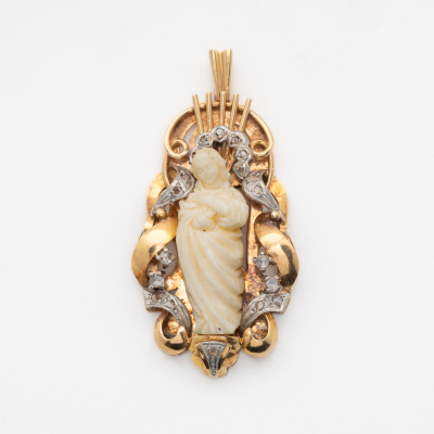 Medalla devocional tipo capilla en oro y vistas en platino con Virgen en resina y diamantes talla rosa, c.1940.