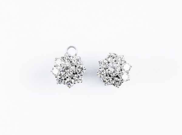 Pendientes rosetón de oro blanco con centro y orla de limpios y blancos diamantes talla brillante