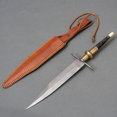 Cuchillo de taco con hoja de acero y empuñadura en latón, madera y hueso. h. 1800