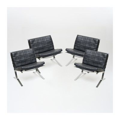Atribuido a Olivier Mourgue (París, Francia, 1939) para Airborne. Juego de cuatro sillones modelo «Joker» con estructura cromada y tapicerías en símil piel de tonalidad negra con con costuras cuadradas.