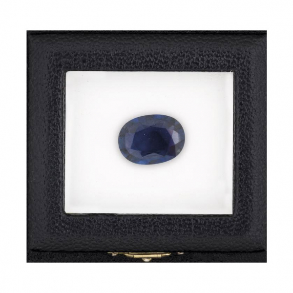 Zafiro azul talla oval de 8,25 cts. 