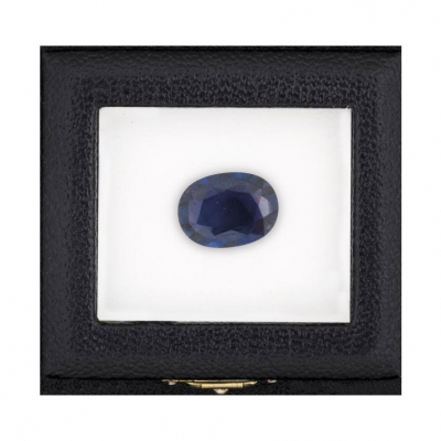 Zafiro azul talla oval de 8,25 cts. 