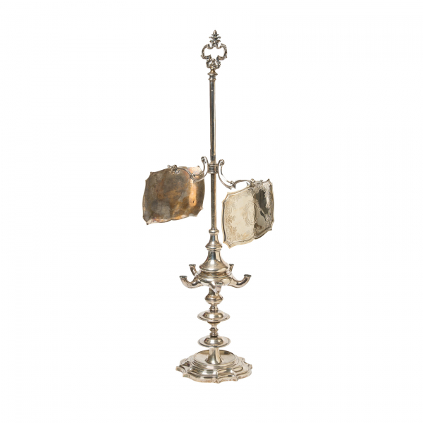Gran velón de aceite de cinco luces en plata española punzonada con dos pantallas laterales cinceladas con decoración de motivos florales, roleos y acantos, s.XX.