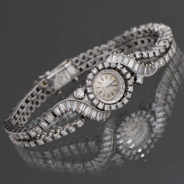 Omega, Reloj Joya de dama en oro blanco de 18kt cuajado de diamantes talla brillante y talla baguette.