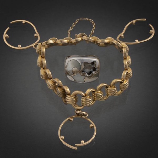 Miscelánea de pulsera de eslabones en oro amarillo de 18 kt y anillo en oro blanco con incrustaciones de madreperla.