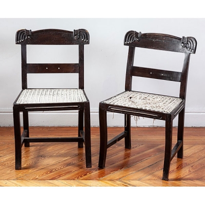 Pareja de sillas de madera ebonizada diseño de Lorenzo Queipo de Llano. 
