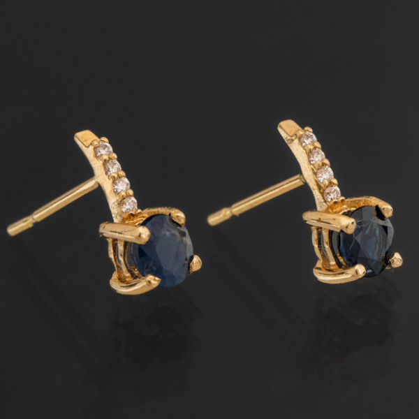Pareja de pendientes en oro amarillo de 18kt con zafito y brillantes.