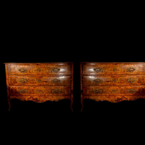 Pareja de cómodas italianas en madera de nogal y bronce, Siglo XVIII.