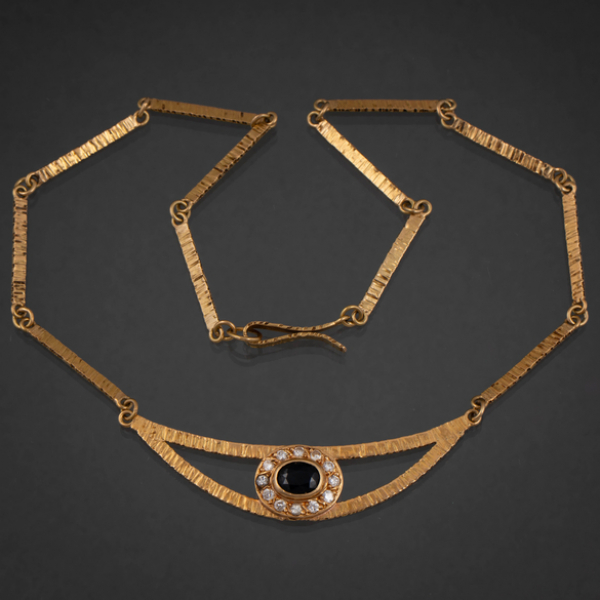 Gargantilla en oro amarillo de 18 kt con eslabones rectangulares y colgante de brillantes y zafiro sintético.