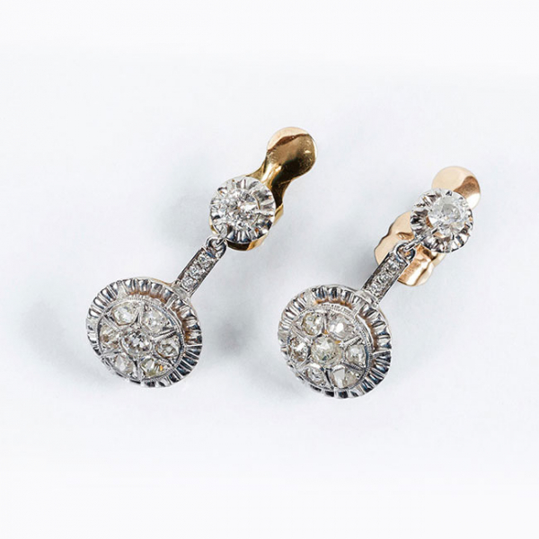 Pendientes vintage en oro amarillo y blanco 18 K, con rosetón cuajado de limpios y blancos diamantes naturales 