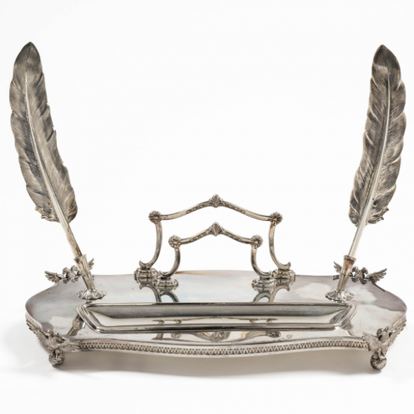 Escribanía en plata española y punzonada del siglo XX.