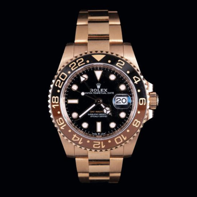 Reloj ROLEX Oyster Perpetual Date GMT-Master II.  Para caballero realizado en oro rosa de 18 K.