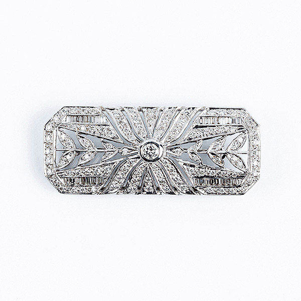 Alfiler estilo 'art-nouveau'  de oro blanco diseño vegetal cuajado de blancos diamantes talla brillante y baguette