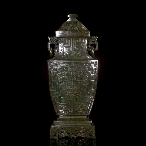 Gran jarrón de jade verde espinaca "Dragón arcaico", dinastía Qing. 