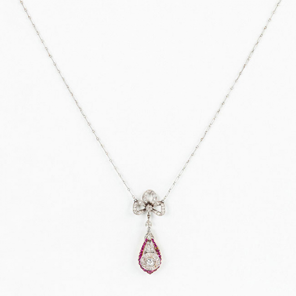 Bello colgante antiguo en platino y oro amarillo 18 K, con diamantes y cadenita de platino 