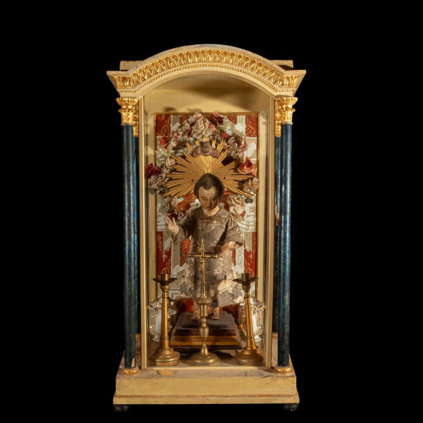 Niño Montañesino del siglo XVII-XVIII con montaje decorativo y tres candelabros.
