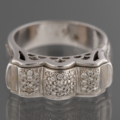 Bonito anillo en oro blanco de 18 kt con sólida montura y pavé de brillantes en el frontal.