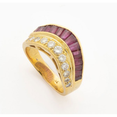 Sortija en oro amarillo con fila de rubíes talla carré y 12 diamantes talla brillante con un peso total de 0,70 cts. aprox.