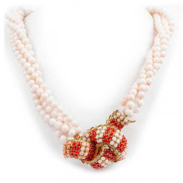 Elegante collar de cuatro vueltas de cuentas de coral &#039;piel de angel&#039; con broche alfiler vintage