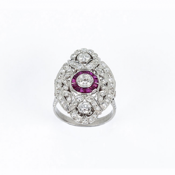 Bella sortija lanzadera de estilo 'art-decó' en platino con centro 'ojo de perdiz' y un limpio y blanco diamante central orlado en banda de rubíes finos  