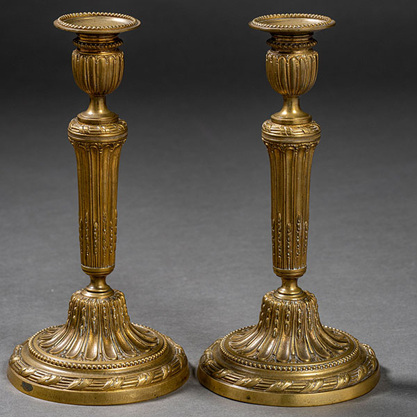 Pareja de candeleros franceses estilo Luís XVI en bronce dorado del siglo XIX.