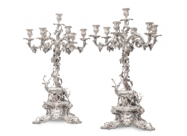 Pareja de candelabros victorianos de plata Elkington &amp; Co. Ltd. Londres, h. 1891.