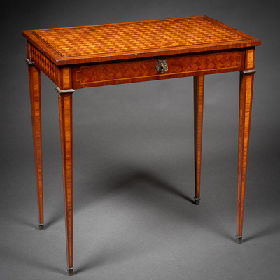 Mesa auxiliar francesa estilo Luís XV en madera con cajón central en el faldón y decoración geométrica del siglo XIX.