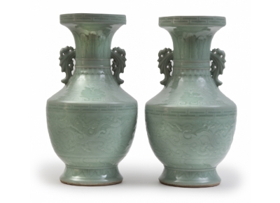 Pareja de jarrones en porcelana esmaltada en celadón.  China, S. XIX.    