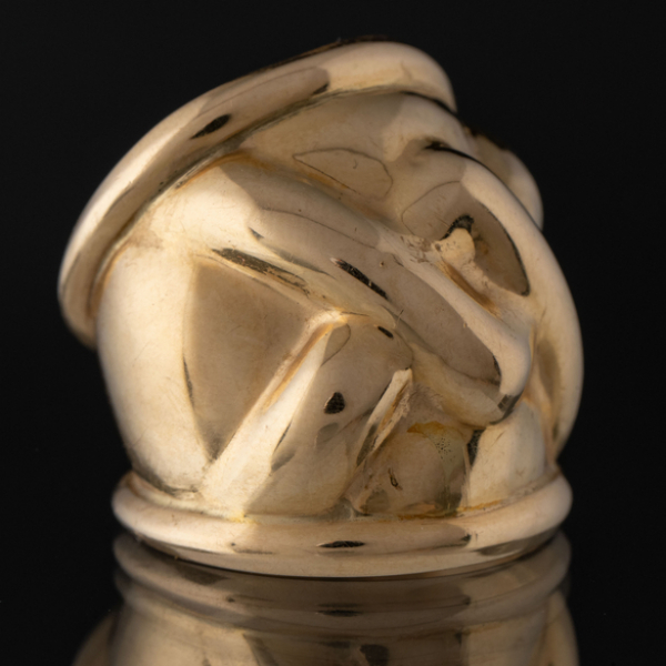 Anillo con sólida montura en oro amarillo de 18 kt.