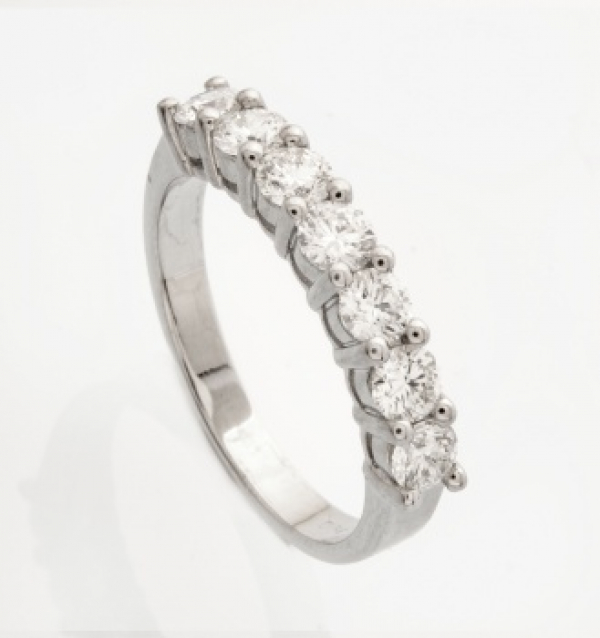 Media alianza en oro blanco con 7 diamantes talla brillante con un peso total de 1cts. aprox