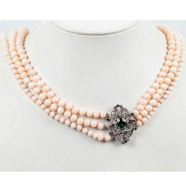 Collar de tres vueltas escalonadas de cuentas esféricas de coral 'piel de 'angel' y un gran cierre vintage 