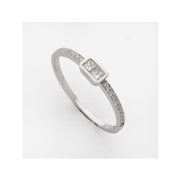 Sortija en oro blanco con dos diamantes talla carré centrales y diamantes talla brillante a los lados con un peso total de 0,17.
