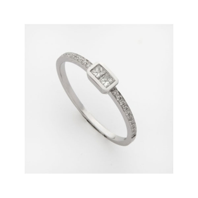 Sortija en oro blanco con dos diamantes talla carré centrales y diamantes talla brillante a los lados con un peso total de 0,17.