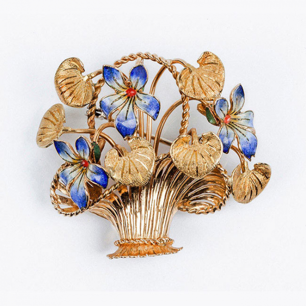 Delicado alfiler-broche italiano de autor, vintage, en oro amarillo 18 K, en forma de cesto calado con flores decoradas al esmalte policromado 