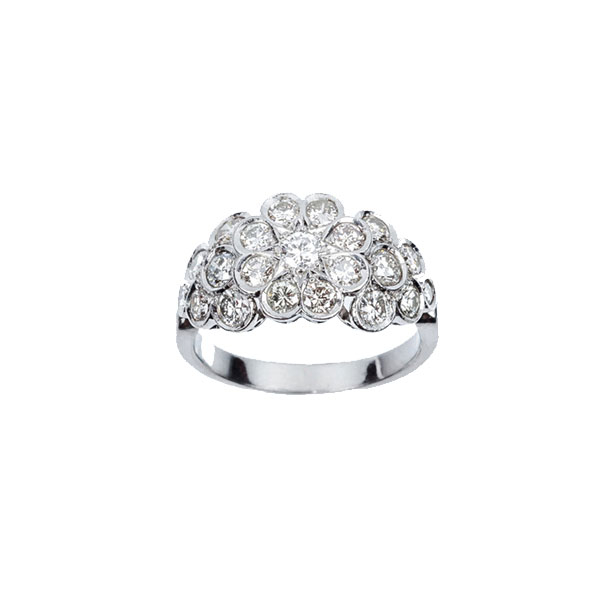 Sortija vintage en platino u oro blanco, decorada con tres rosetones superpuestos de limpios diamantes, talla brillante.