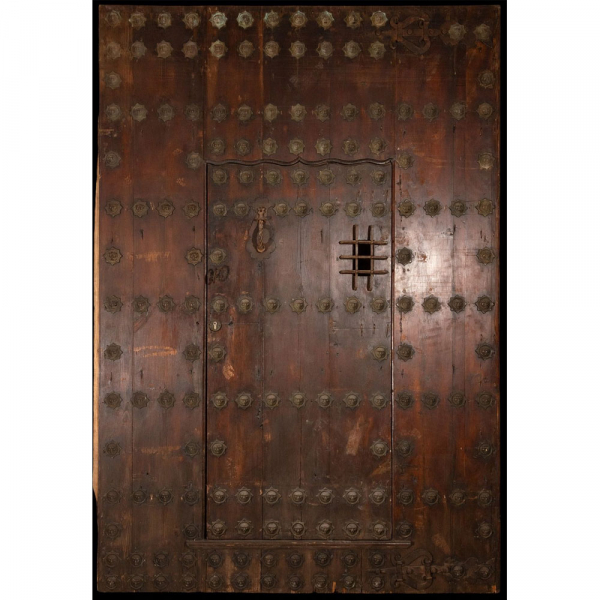 Portón de clavos, escuela española, Siglo XVII. Hierro y madera. 