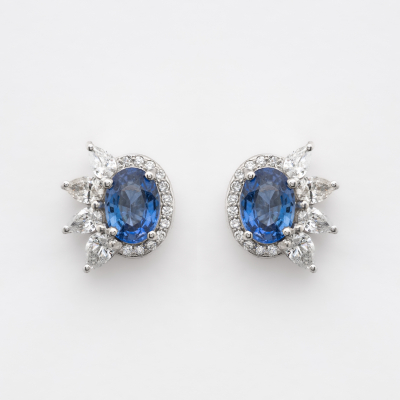 Pendientes en oro blanco con zafiro azul talla oval orlado por diamantes tallas brillante y perilla 