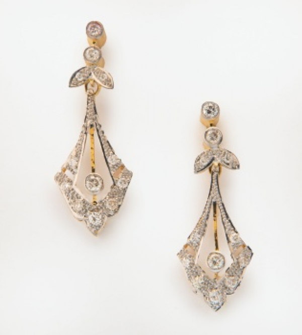 Pendientes largos en oro blanco y oro amarillo con diamantes