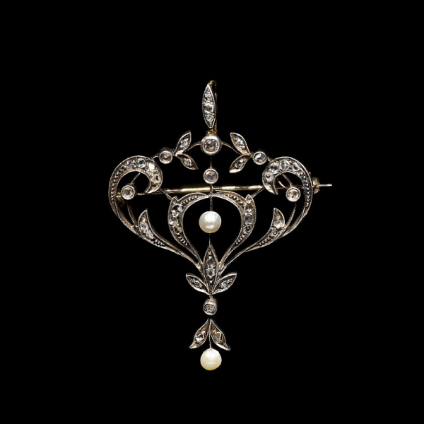 Broche de oro 18K y plata con diamantes talla antigua y perlas, estilo Eduardino. 