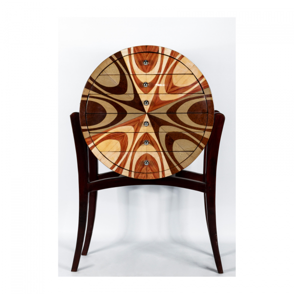 Cómoda de diseño circular estilo Mid Century con decoración geométrica en marqueterías de palosanto y olmo con seis cajones al frente, s.XX.
