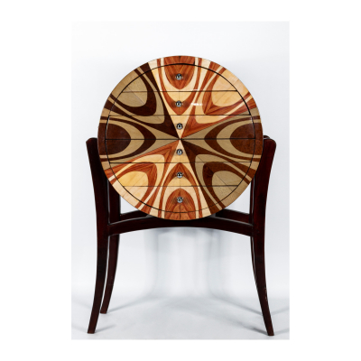 Cómoda de diseño circular estilo Mid Century con decoración geométrica en marqueterías de palosanto y olmo con seis cajones al frente, s.XX.
