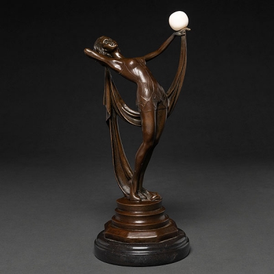 &quot;Danzarina con Bola&quot; Figura escultórica de bulto redondo en bronce.