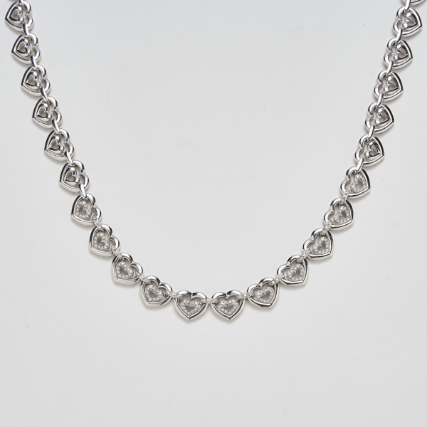 Gargantilla diseño corazones calados en oro blanco con los centrales de pavé de diamantes talla brillante.