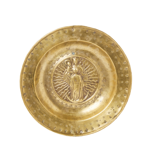 Plato petitorio de limosna en latón repujado con decoración central de la Virgen con el Niño, el cetro y la corona estrellada sobre media luna, Núremberg, Alemania, fles. del s.XV-ppios del s.XVI.