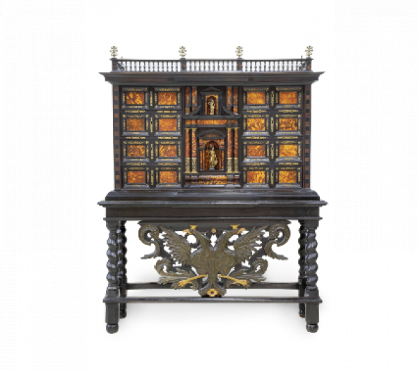 Papelera de frente arquitectónico en su mesa original con águila bicéfala. Trabajo mallorquín, S. XVII.