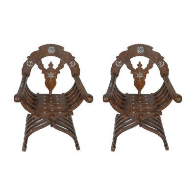 Pareja de asientos curules sirios en madera de nogal profusamente tallada con marqueterias tipo taraceas en n&aacute;car, s.XIX.