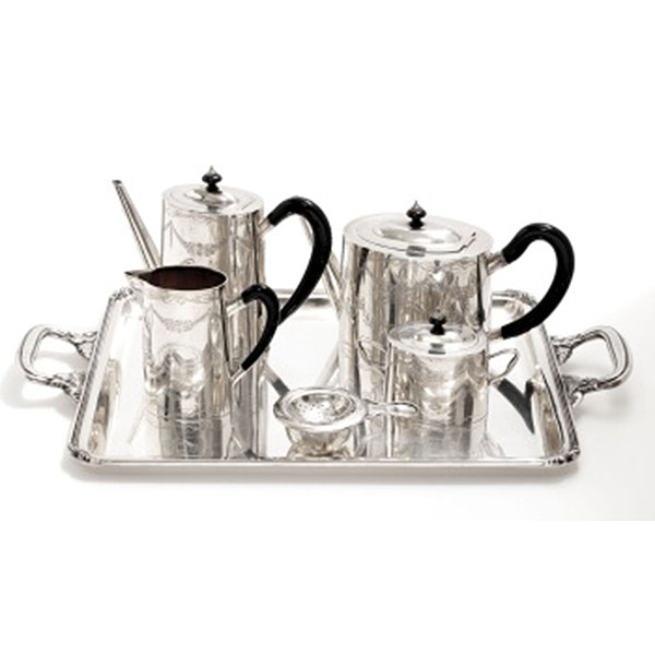 Juego de café y bandeja en plata con decoración de guirnaldas de flores y hojas Estilo Luis XVI. Marcas de platero. S. XX