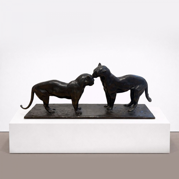 Escultura en bronce "Dos panteras lamiendose", firmado 'Bugatti 1906'.  